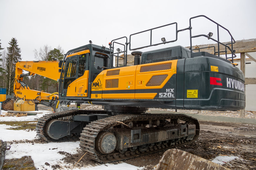 Grande e potente l’escavatore Hyundai HX520L rende leggera la demolizione di un college in Finlandia